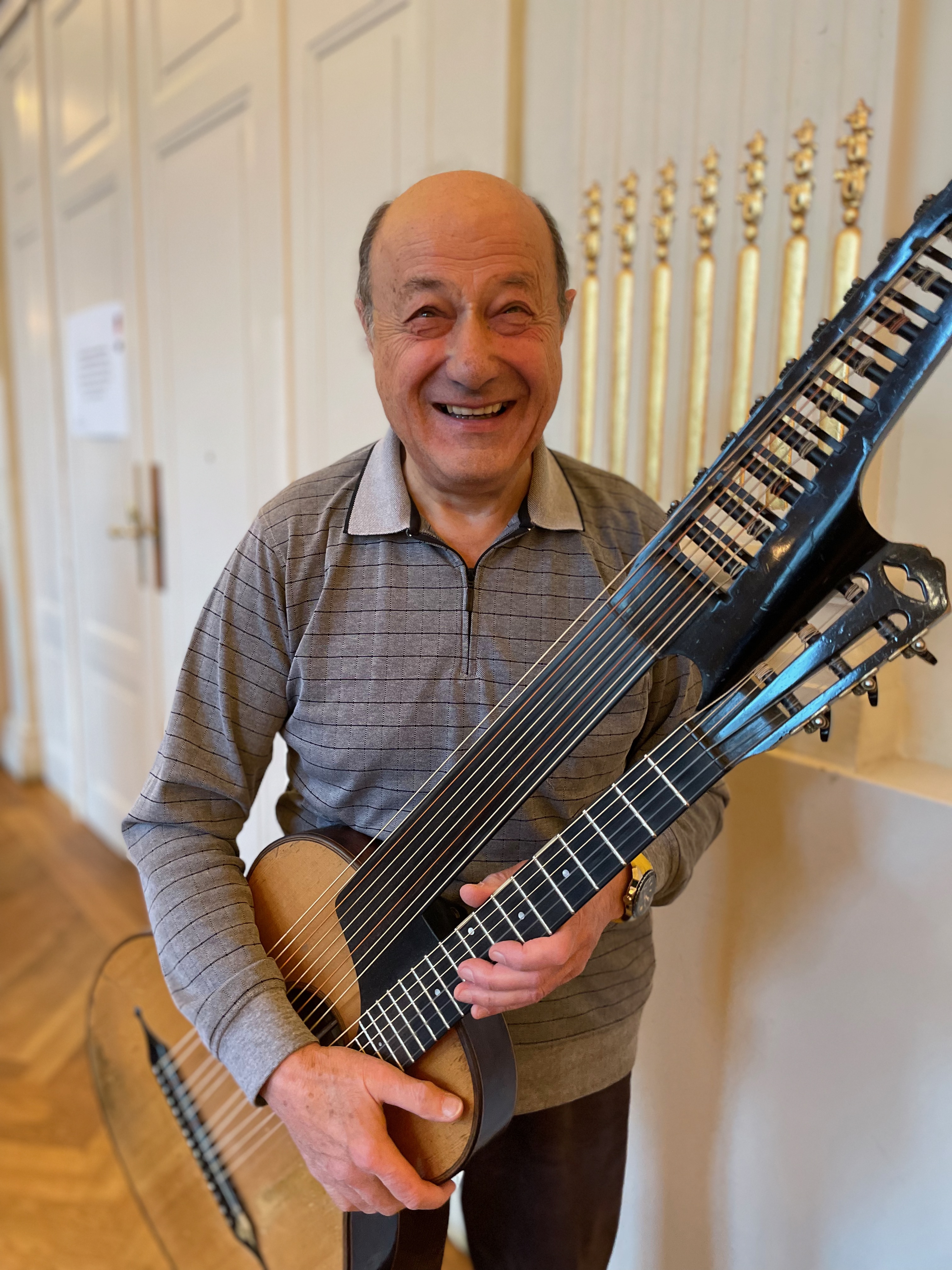 Prof. Peter Hirschfeld – Kontragitarre